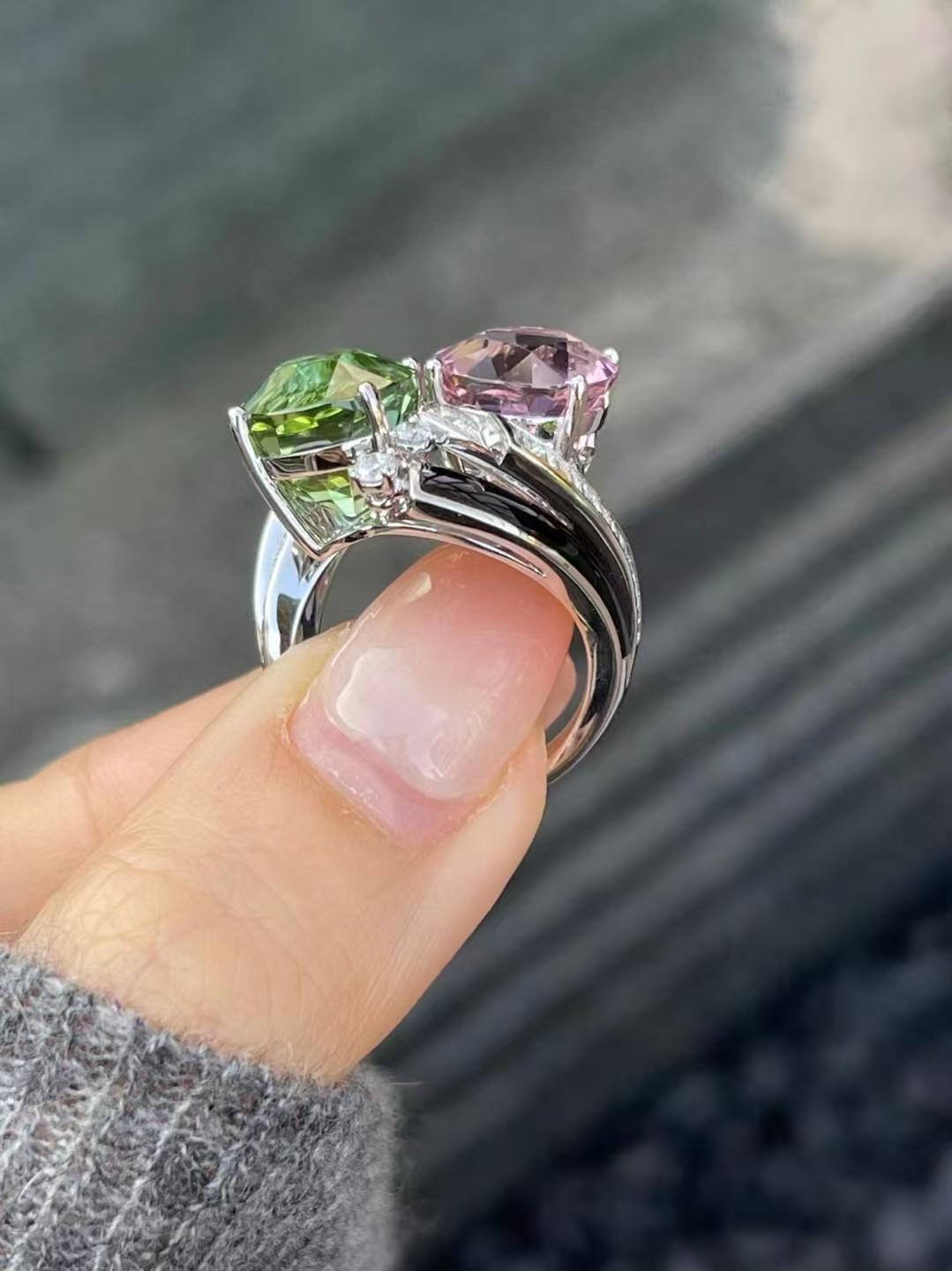 12,63 Karat Rosa&Grün Turmalin Emaille und Smaragd Diamant Toi et Moi Ring für Damen oder Herren im Angebot