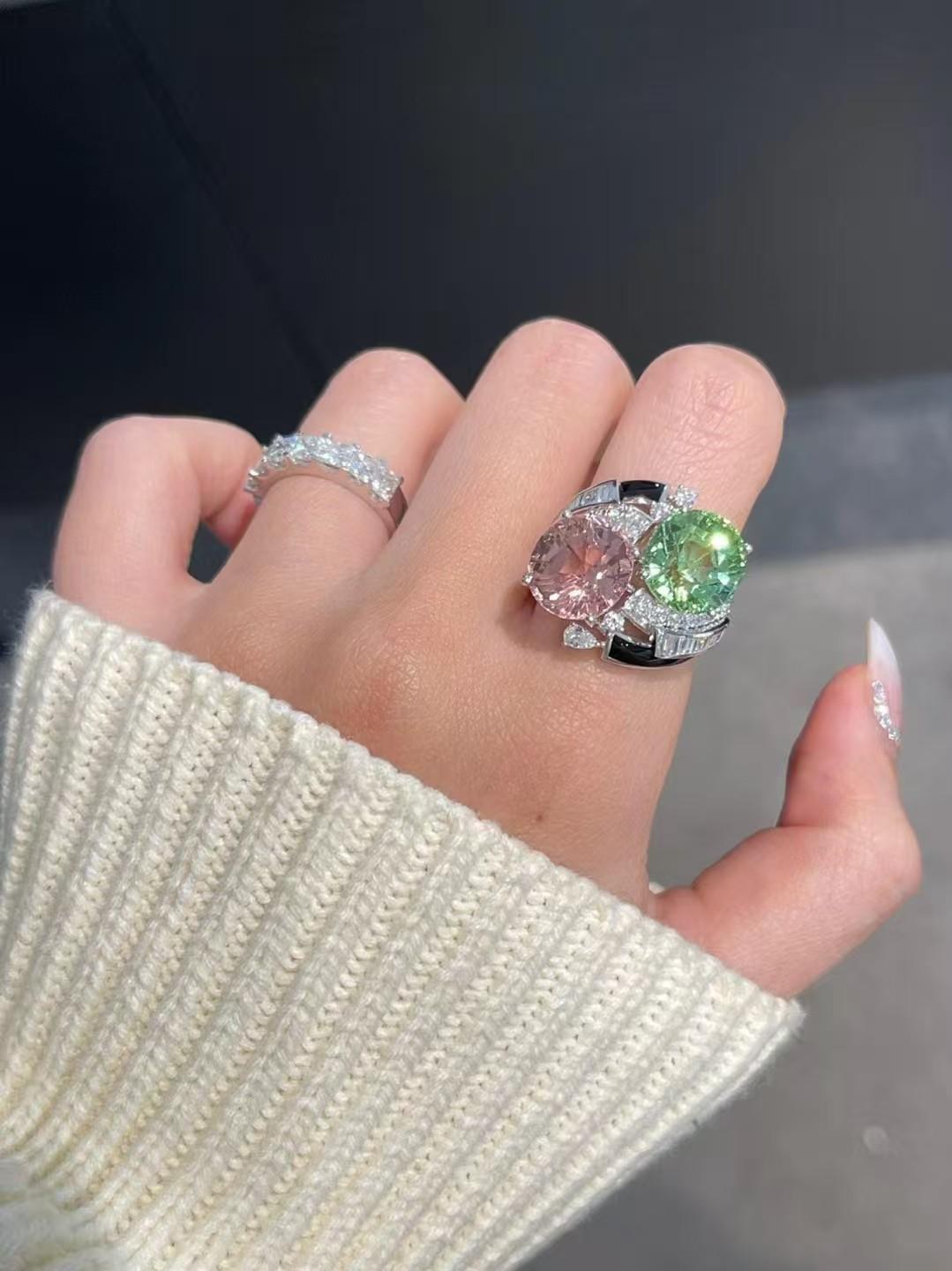 12,63 Karat Rosa&Grün Turmalin Emaille und Smaragd Diamant Toi et Moi Ring im Angebot 1