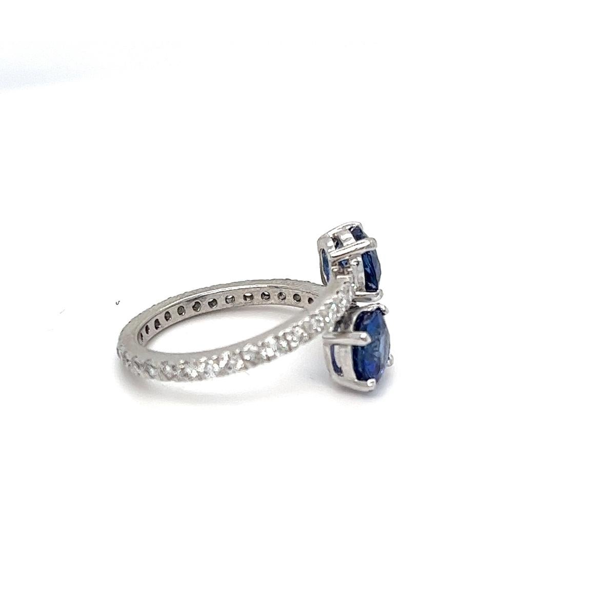 Toi et Moi  Ring with 2 Carat Sapphires and 0.70 Carat Diamonds - Platinum. 4