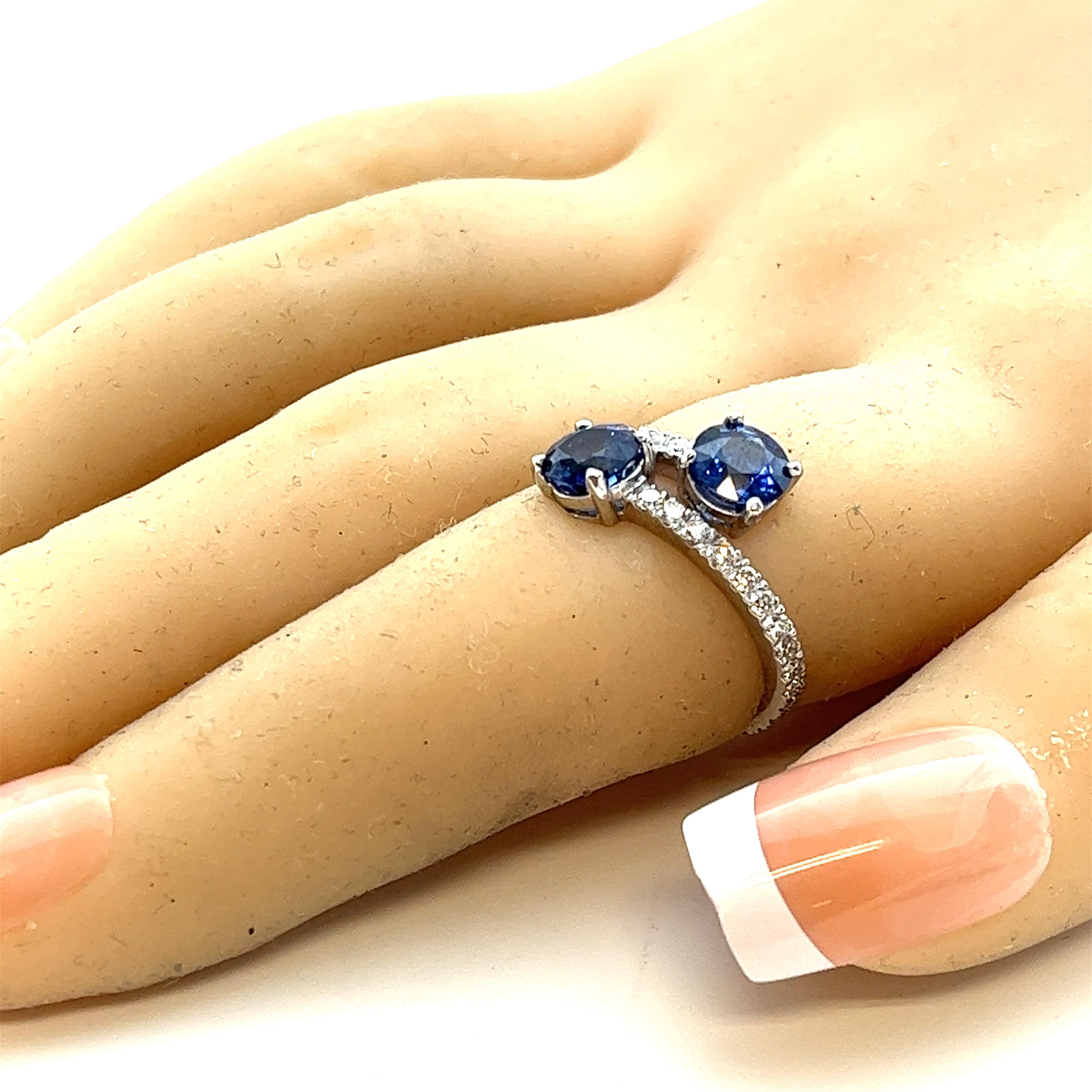 Toi et Moi  Ring with 2 Carat Sapphires and 0.70 Carat Diamonds - Platinum. In Excellent Condition In Miami, FL