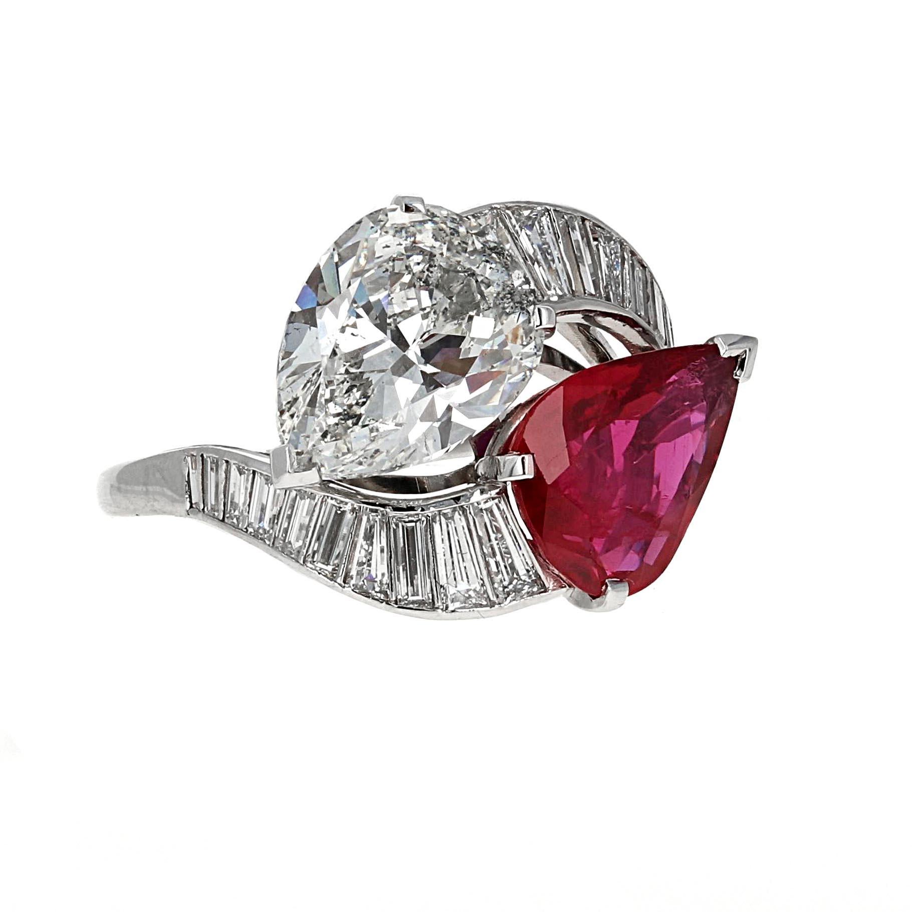Platin-Verlobungsring mit GIA-Rubin und Diamant in Birnenform Toi et Moi (Retro)