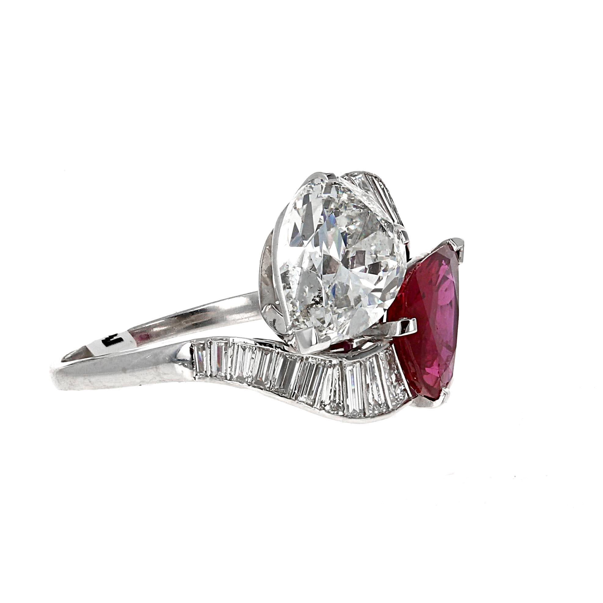Platin-Verlobungsring mit GIA-Rubin und Diamant in Birnenform Toi et Moi im Zustand „Hervorragend“ in Beverly Hills, CA