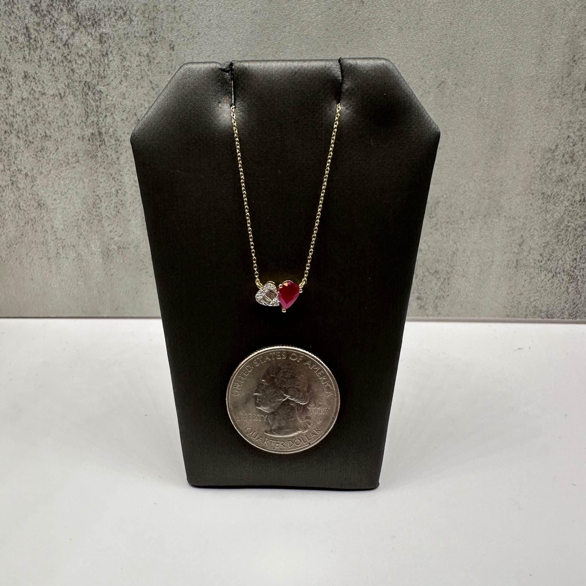 Collier de style Toi Et Moi en or jaune 14 carats avec rubis et diamants 0,15 carat Neuf - En vente à West Hempstead, NY