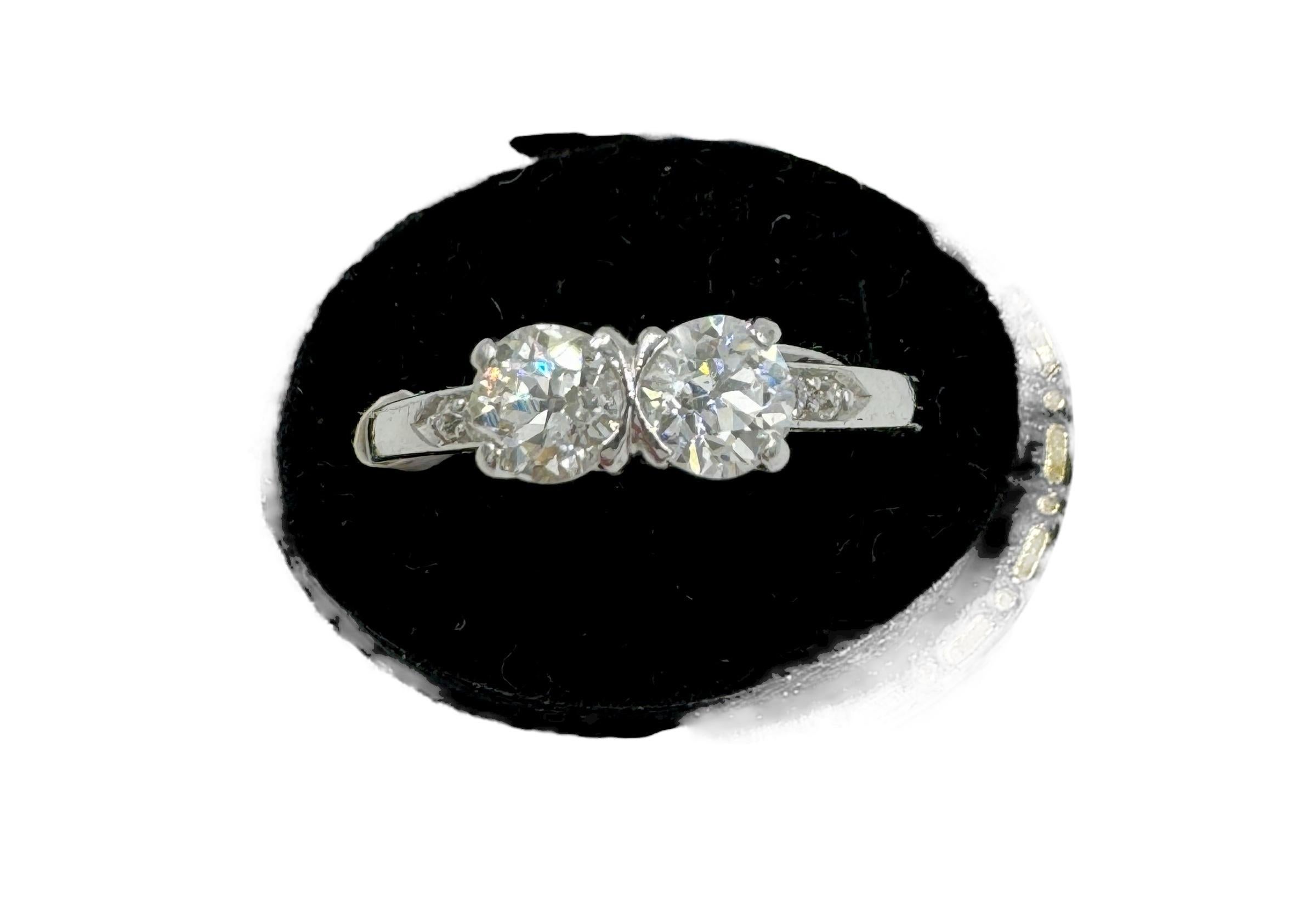 1930er Toi et Moi Diamantring mit zwei Steinen aus Platin.

Der Toi Et Moi Diamantring mit zwei Steinen aus Platin aus den 1930er Jahren ist ein zeitloses Schmuckstück, das die Eleganz und Raffinesse der Art-Déco-Ära verkörpert. Dieser