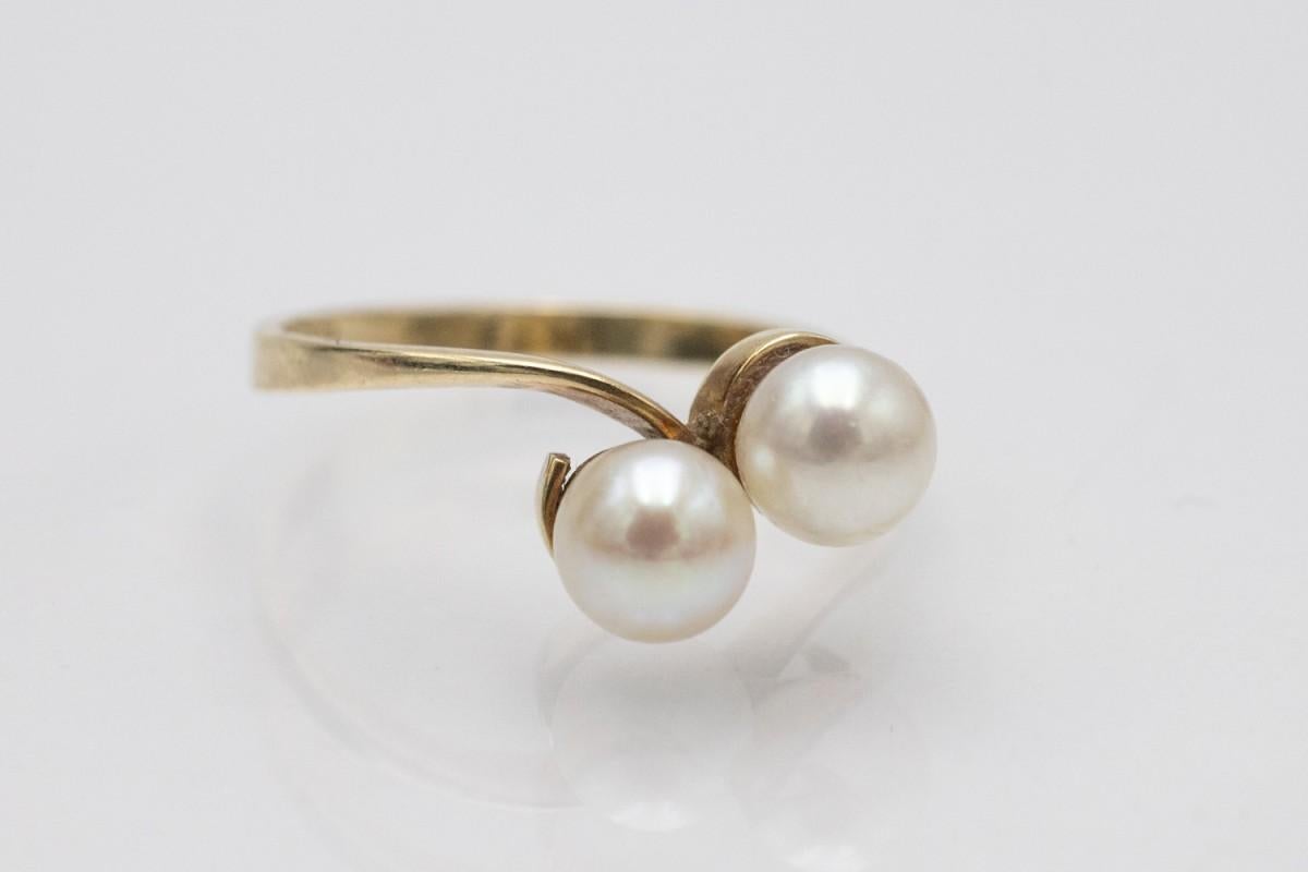 Round Cut Toi et moi vintage gold ring with pearls. For Sale
