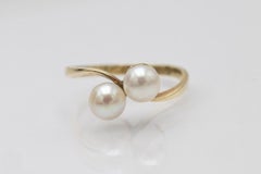 Toi et moi vintage gold ring with pearls.