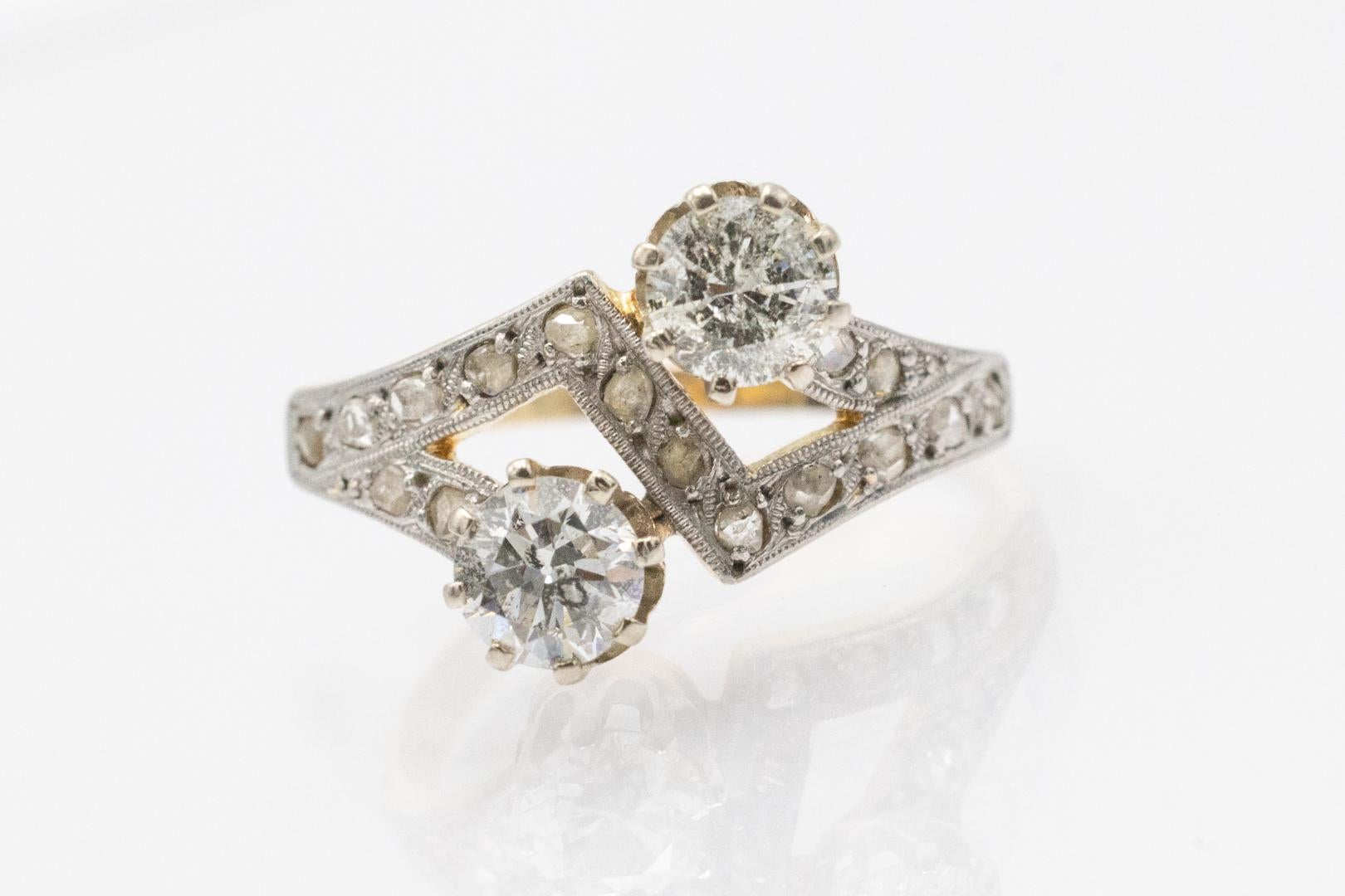 Bague Toi et Moi en or blanc et jaune 14 carats (titre 0,585). Avec deux diamants taille brillant pesant environ 0,88 ct (pureté P3, couleur I-K) et 16 diamants taille rose.

Taille : 17 (57) - se renseigner sur le redimensionnement.

Poids : 3.2