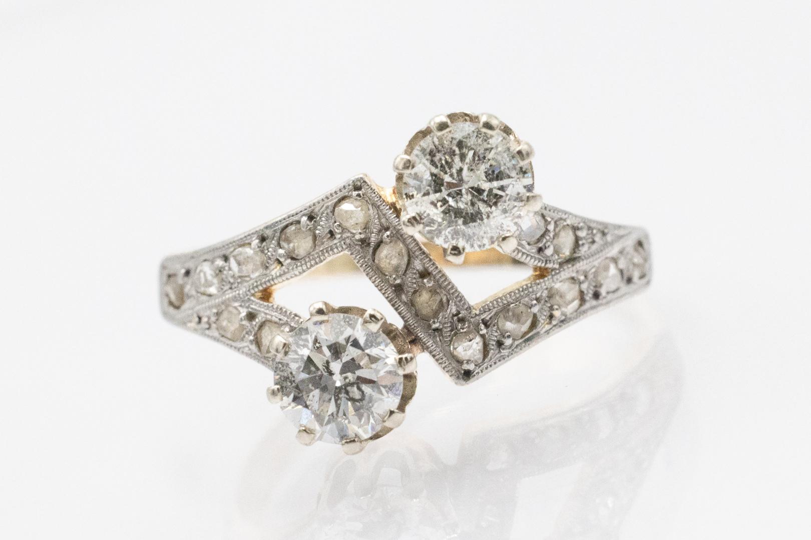 Art déco Bague Toi et Moi en or jaune et blanc avec diamants de taille brillant et rose 0.88. en vente