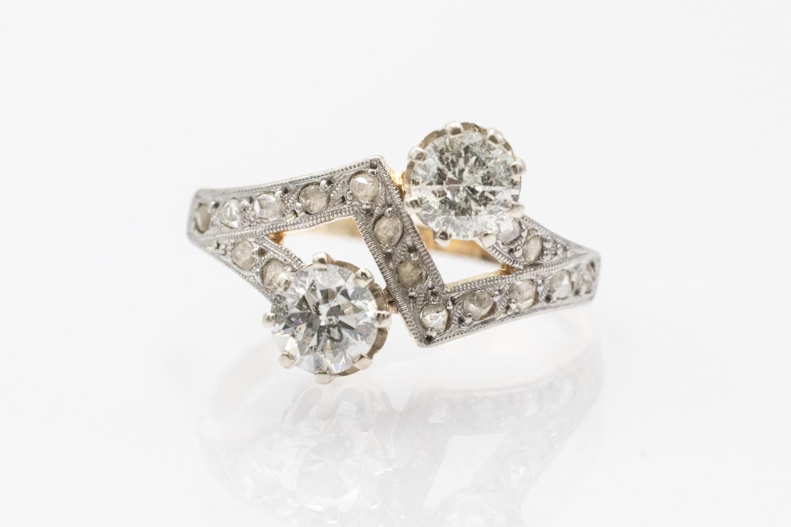 Taille brillant Bague Toi et Moi en or jaune et blanc avec diamants de taille brillant et rose 0.88. en vente