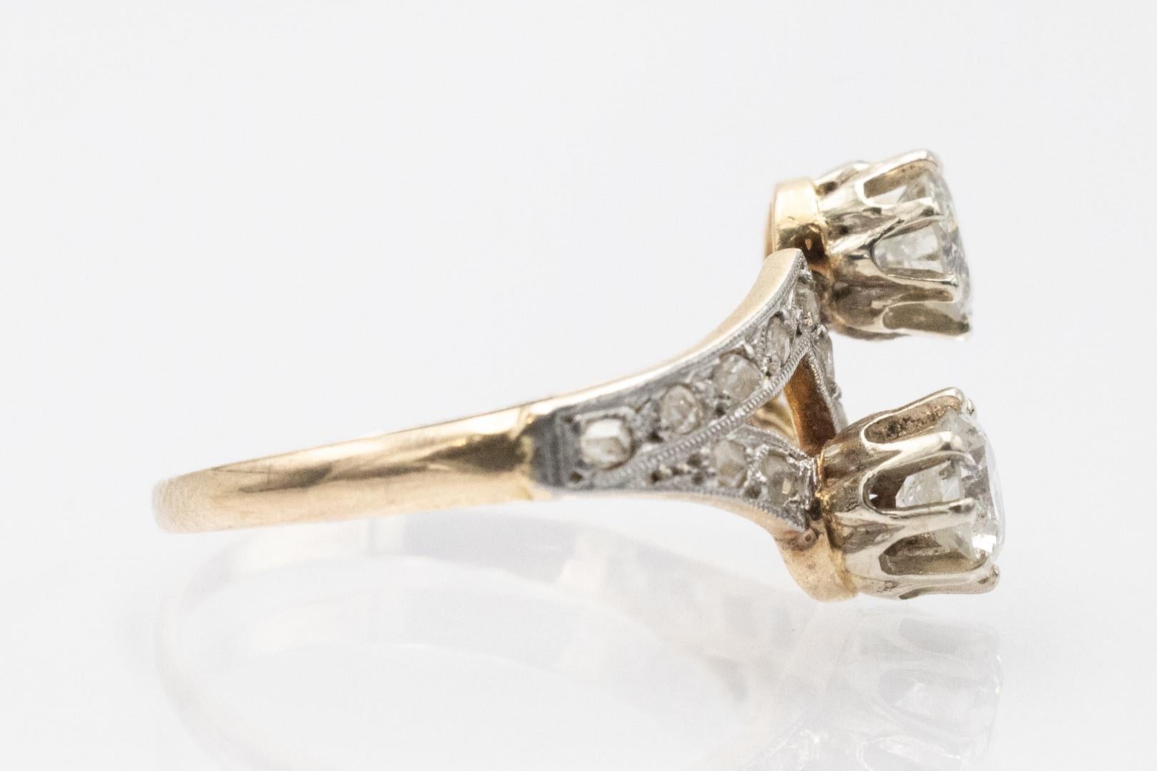 Bague Toi et Moi en or jaune et blanc avec diamants de taille brillant et rose 0.88. Bon état - En vente à Chorzów, PL