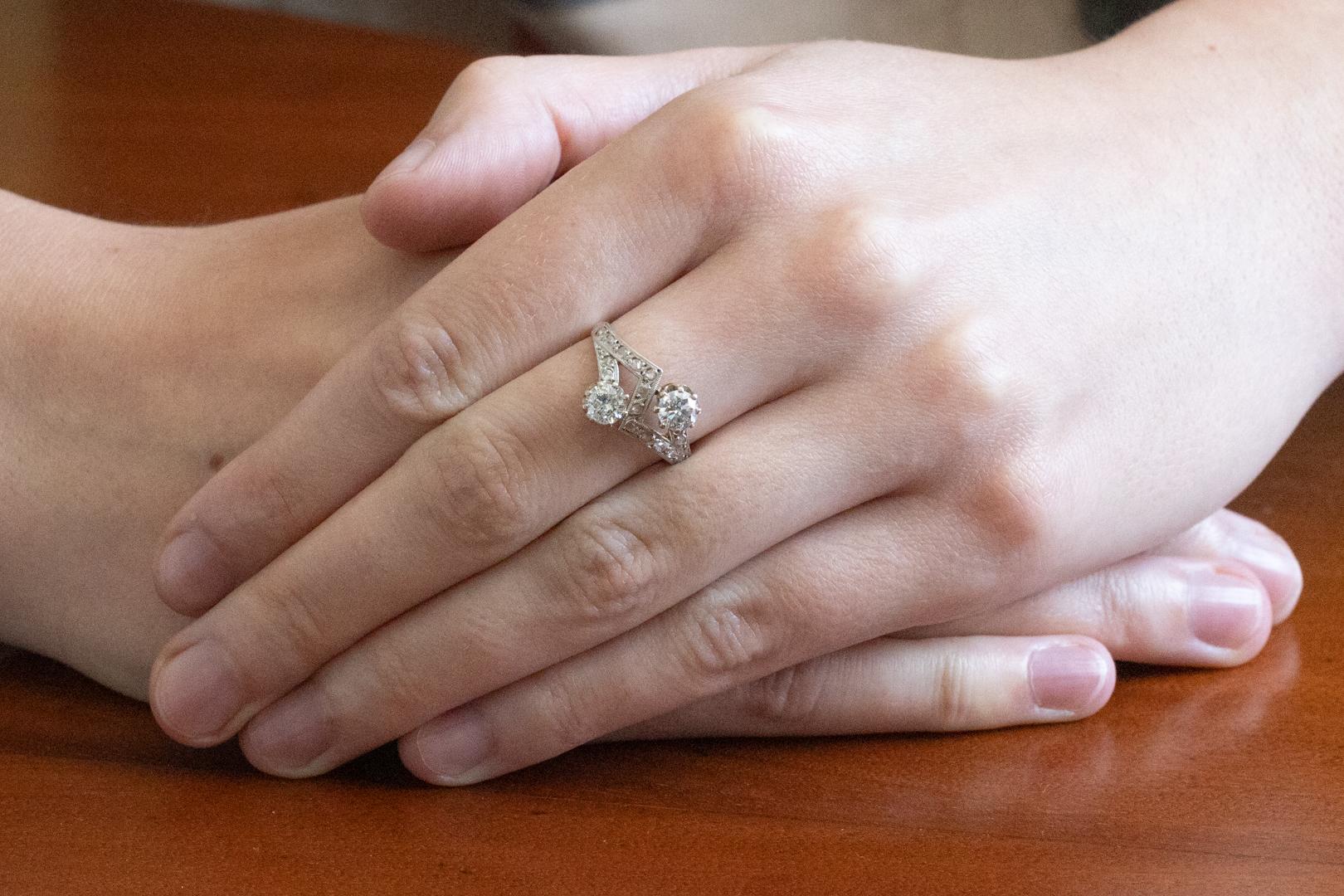 Bague Toi et Moi en or jaune et blanc avec diamants de taille brillant et rose 0.88. en vente 3