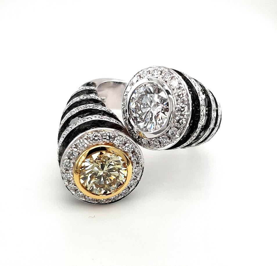 Taille ronde Bague Toi & Moi en or blanc 18 carats avec diamants 1,14 carat et 1,28 carat en vente