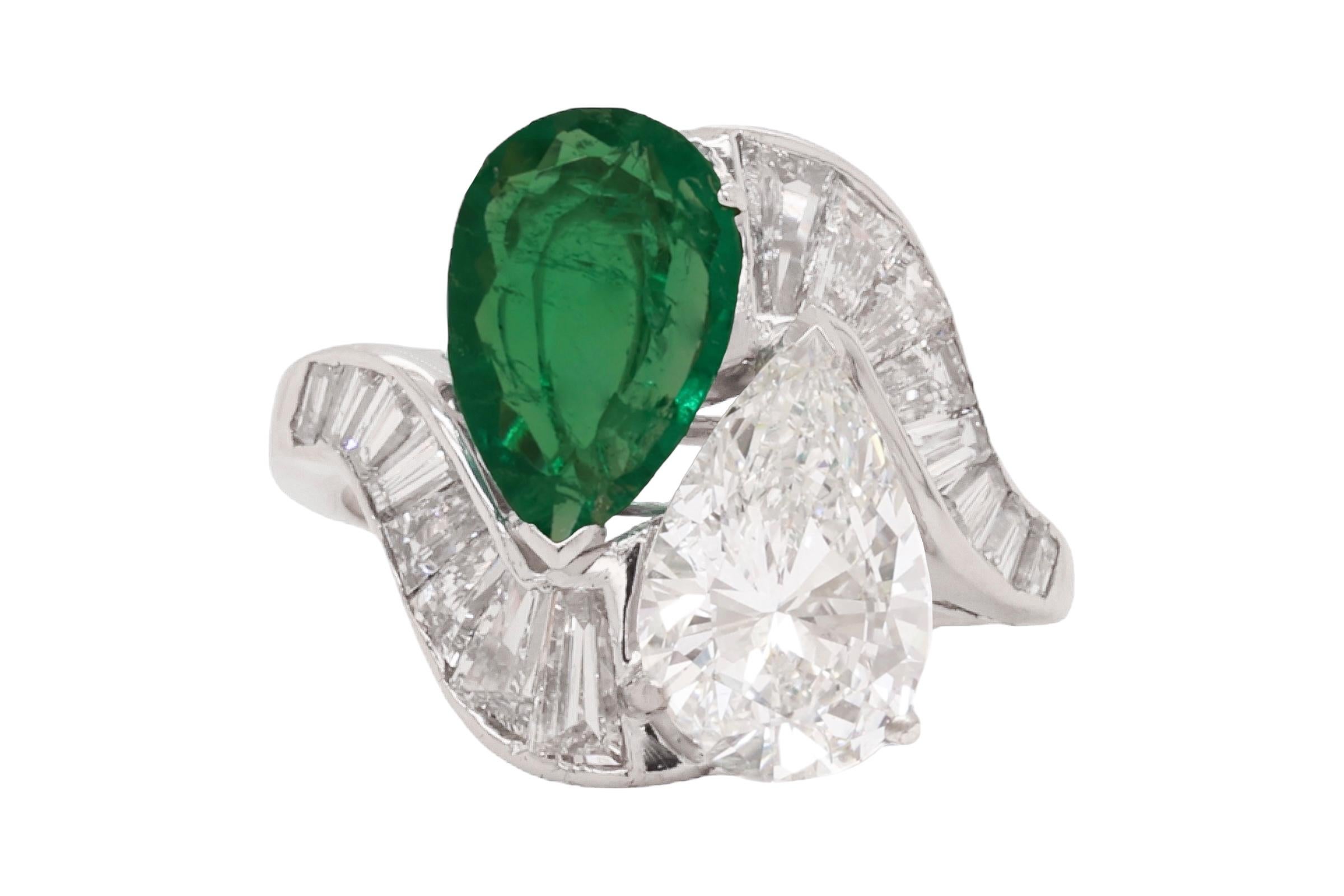 Pear Cut Toi & Moi Platinum Ring 2.15ct, Pear Diamond & Emerald, Estate Sultan Oman For Sale