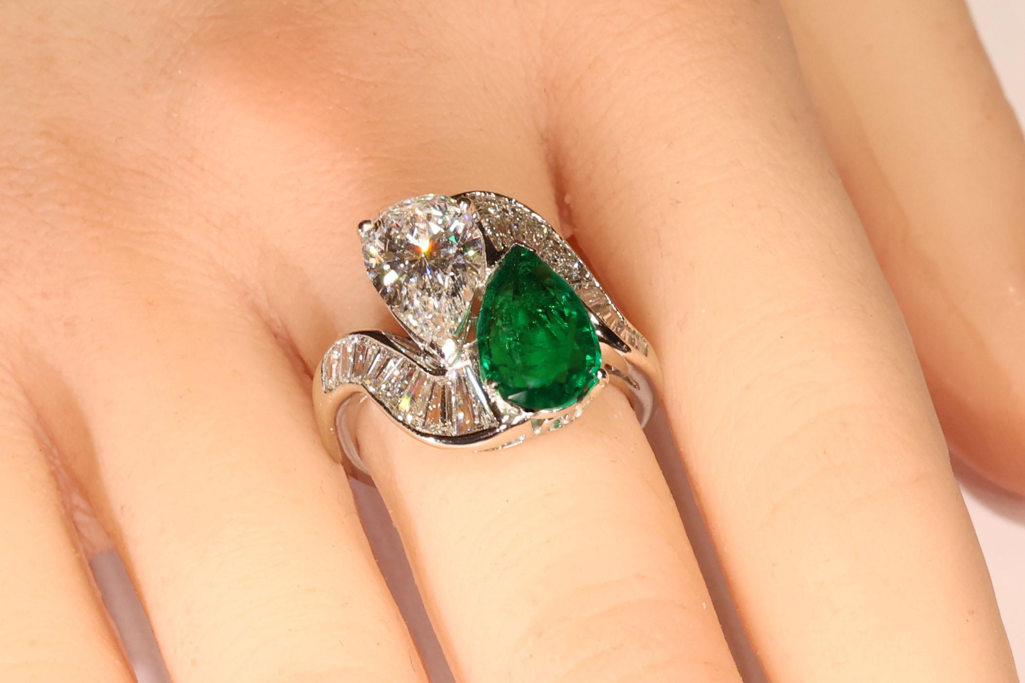 Toi & Moi Platinum Ring 2.15ct, Pear Diamond & Emerald, Estate Sultan Oman In Excellent Condition For Sale In Antwerp, BE