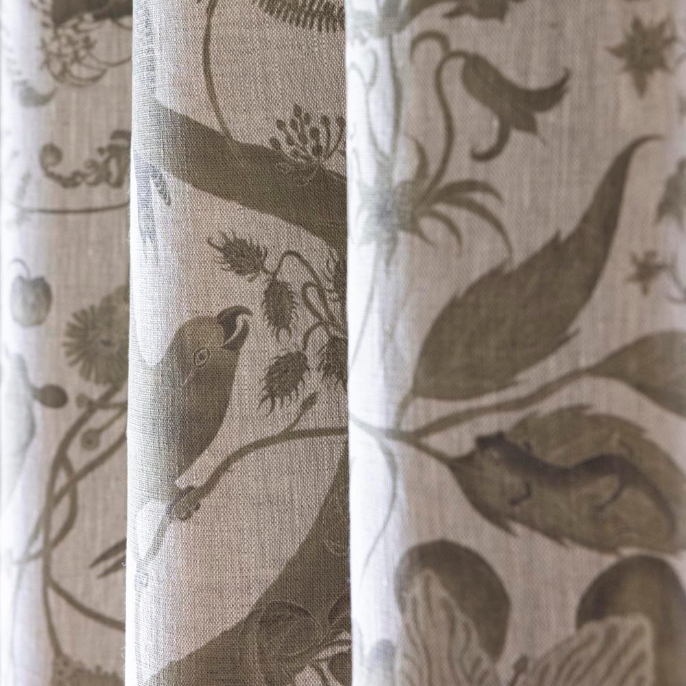 Toile Parakeets Wandteppich Botanical in Taupe (Papier) im Angebot