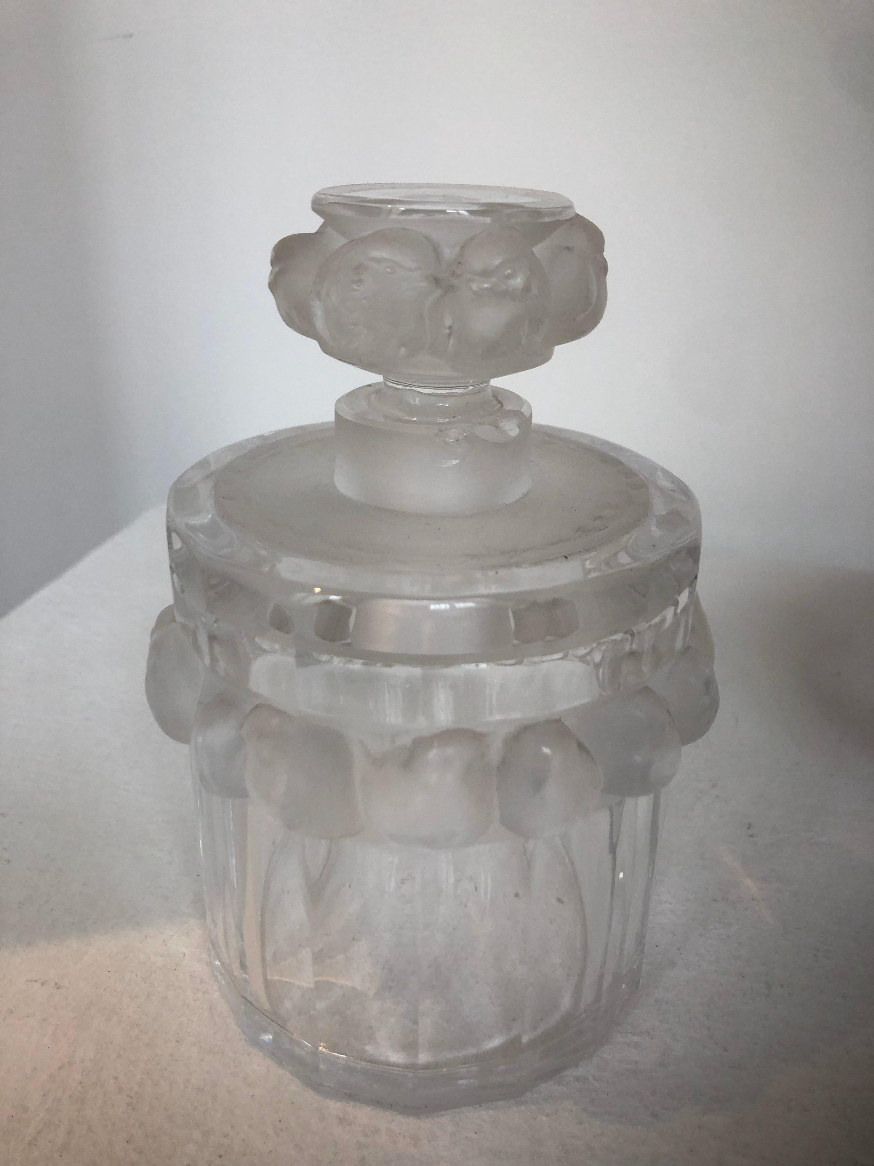 Maison Lalique after a Model of Marc Lalique (1900-1977)
sparrows
Charming Lalique toilet garniture set consisting of a crystal bottle and powder compact that can be used in jewelry box.
Tests in clear crystal and, partly, satin.
Bottle and box