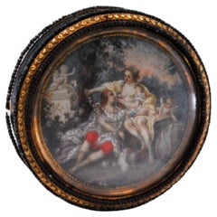 Toilettendose in Gold auf Schildpatt mit einer galanten Szene auf dem abnehmbaren Deckel