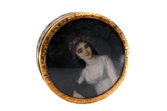 Scatola da toeletta in oro su tartaruga con donna antica sul coperchio rimovibile