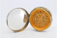 Toilettenschachtel aus guillochiertem Silber mit goldfarbener, ausgeschnittener Innenseite