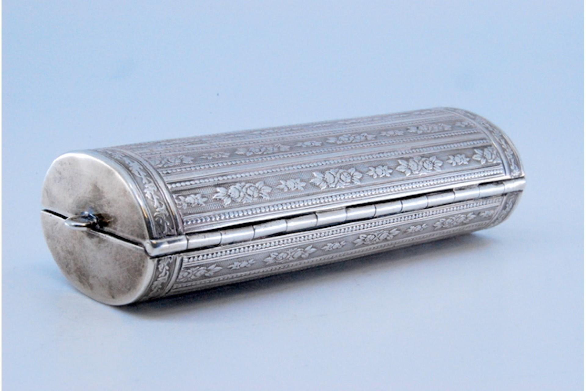 Toiletry box in guilloche silver with mirror and three compartments For Sale 4