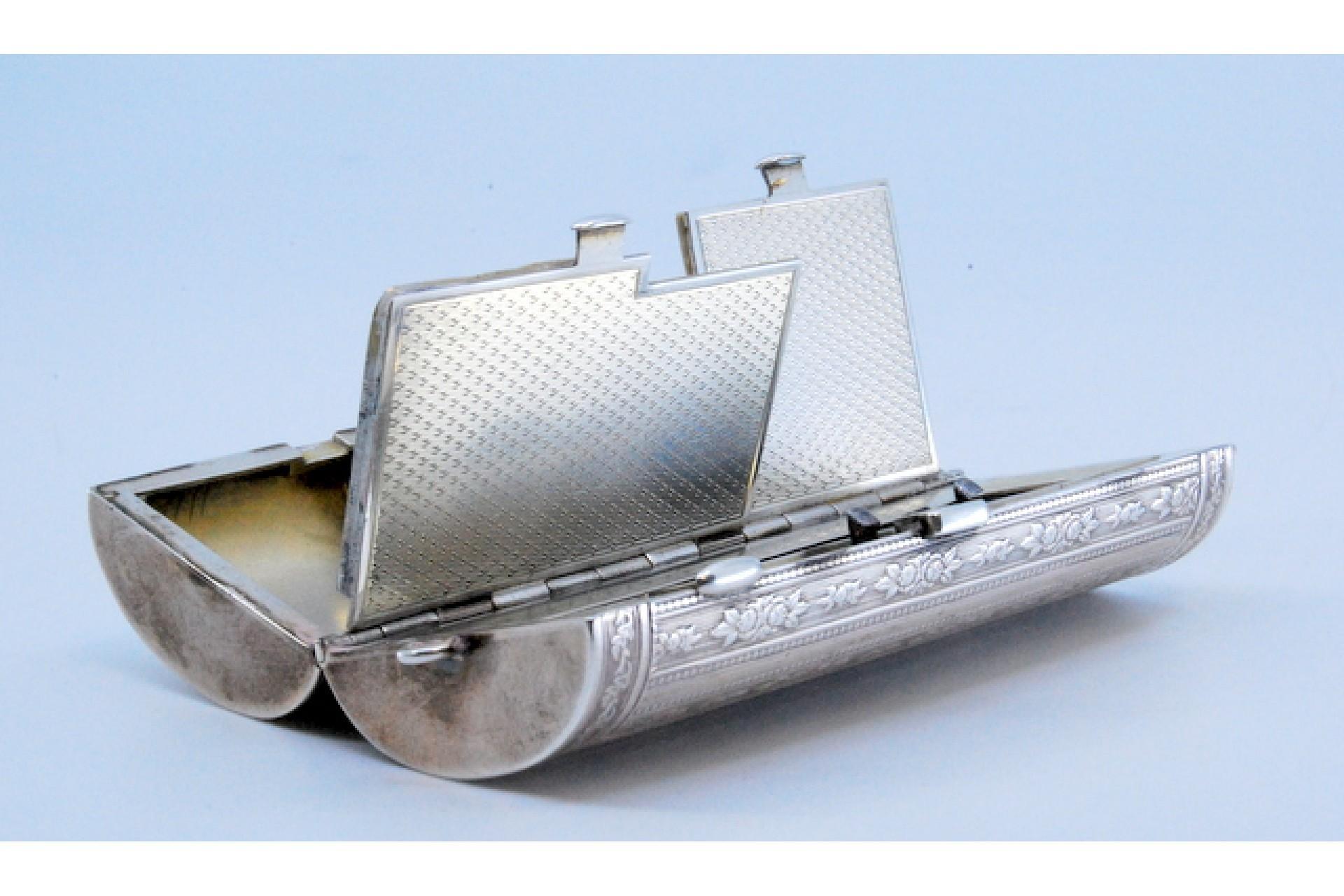 Toiletry box in guilloche silver with mirror and three compartments In Good Condition For Sale In Porto, PT