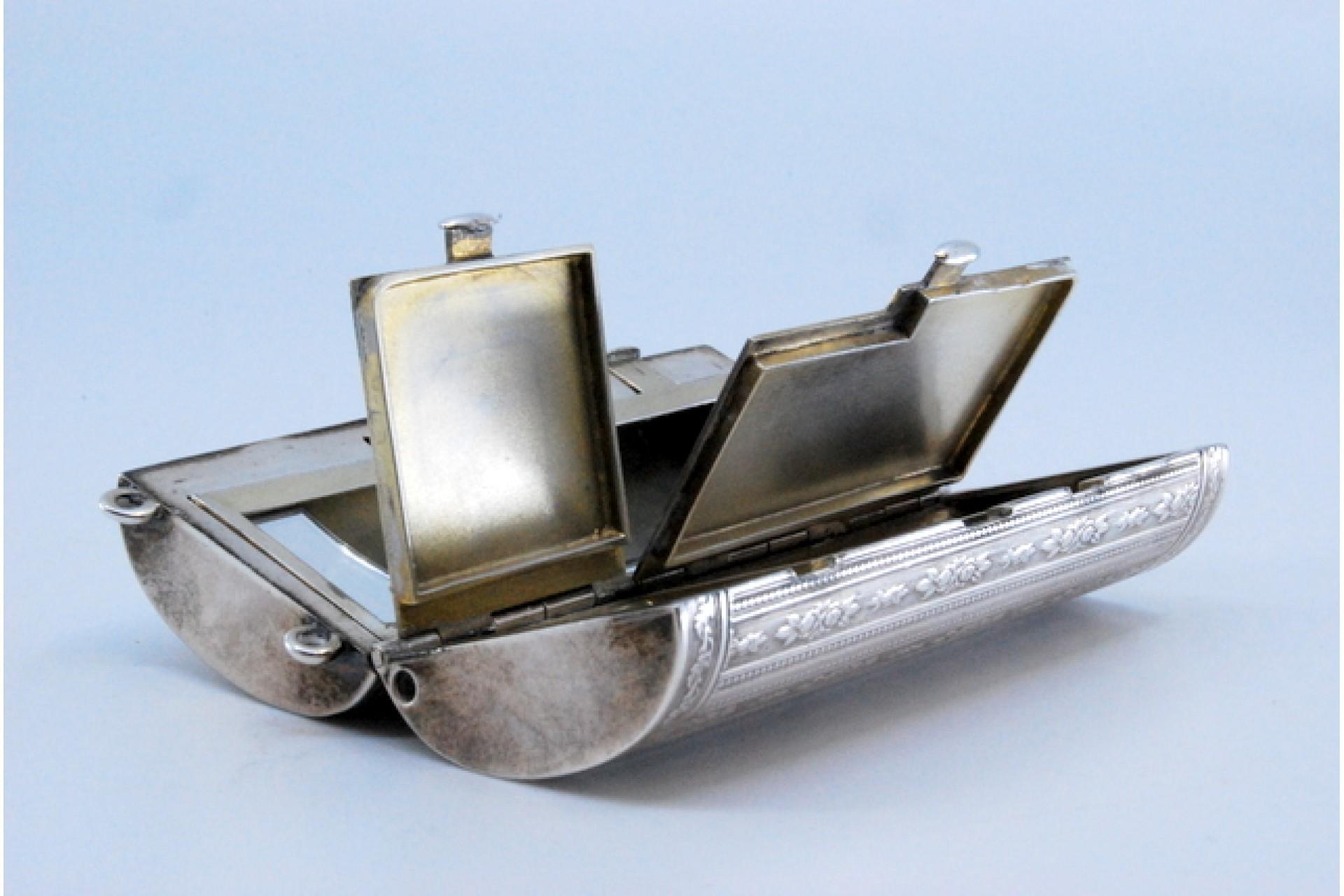 Toiletry box in guilloche silver with mirror and three compartments For Sale 1