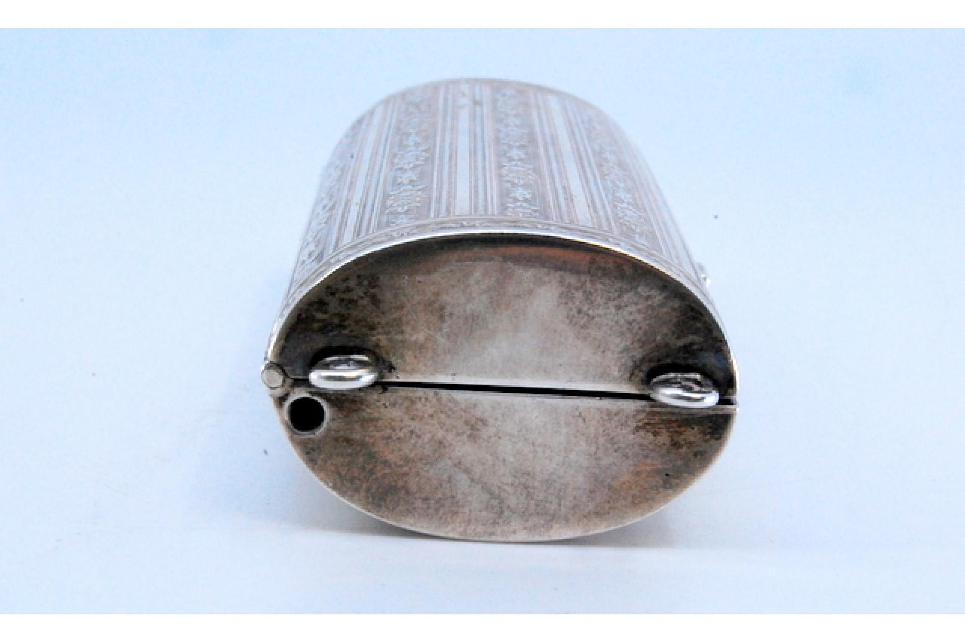 Toiletry box in guilloche silver with mirror and three compartments For Sale 3