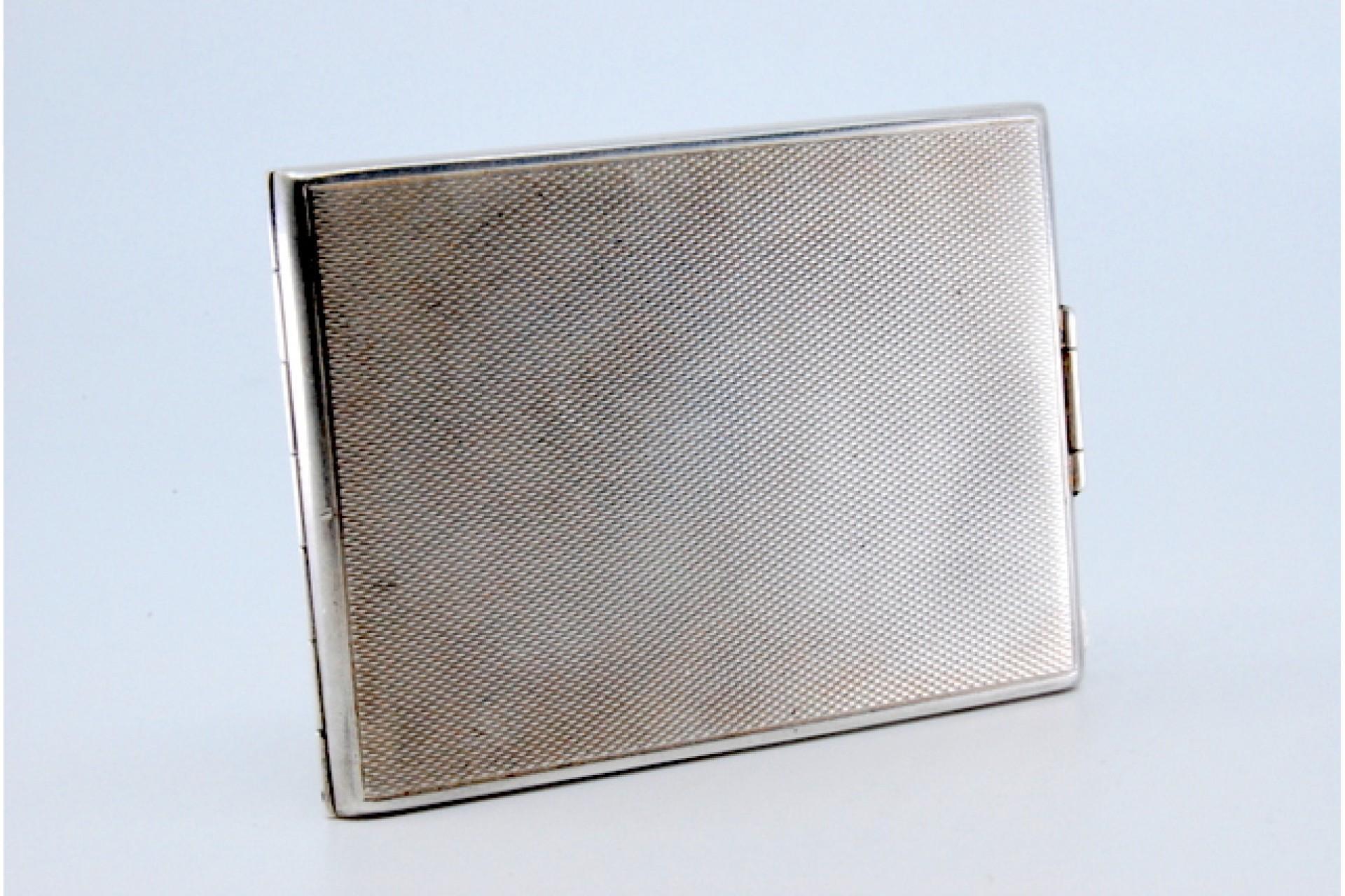 Toiletry box in guilloche silver with mirror inside In Good Condition For Sale In Porto, PT