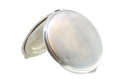 Scatola da toilette in argento rabescato con applicazione apribile e specchio interno