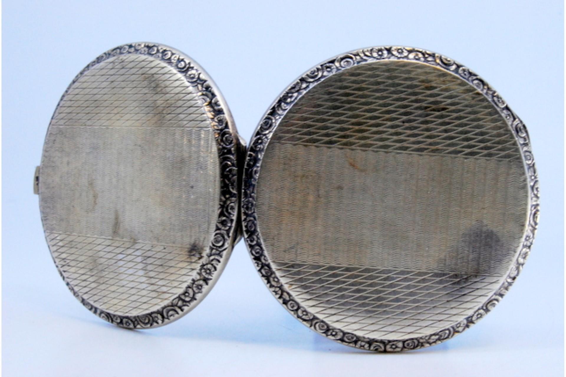 Toiletry box in silver guilloche on both sides with mirror inside In Good Condition For Sale In Porto, PT