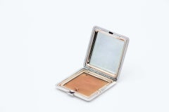 Scatola da toilette in argento liscio e di forma quadrata