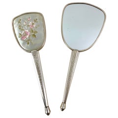 Trousse de toilette ou coiffeuse  - brosse et miroir à main en métal et soie Angleterre des années 50