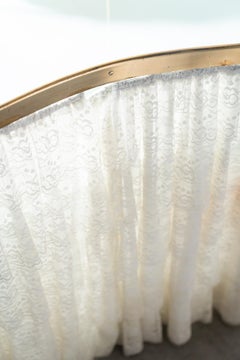 Toilette a fagiolo con specchiera, in ottone, con tenda e con piano in vetro '50