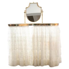 Toilette en forme de pouf avec miroir, en laiton, avec rideau et couvercle en verre, années 50