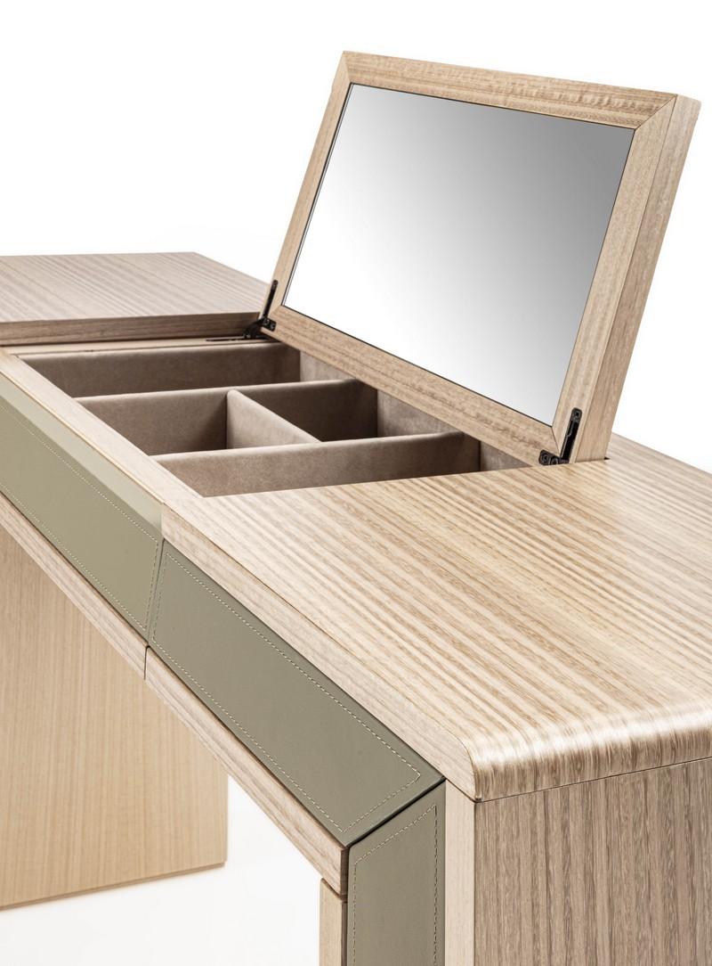 Toilette dal design leggero e lineare, caratterizzata dalla combinazione tra i toni naturali di legno e pelle. Presentata in Eucalipto corda F129, dotata di una specchiera apribile, due cassetti laterali e scomparti ricoperti in microfibra.