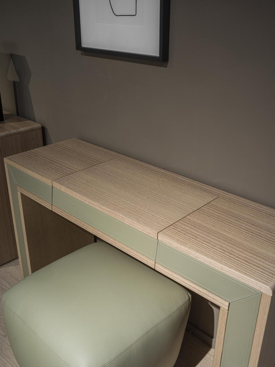 Periodo contemporaneo Toilette Galileo Lux moderna in Eucalipto con inserti in pelle in vendita