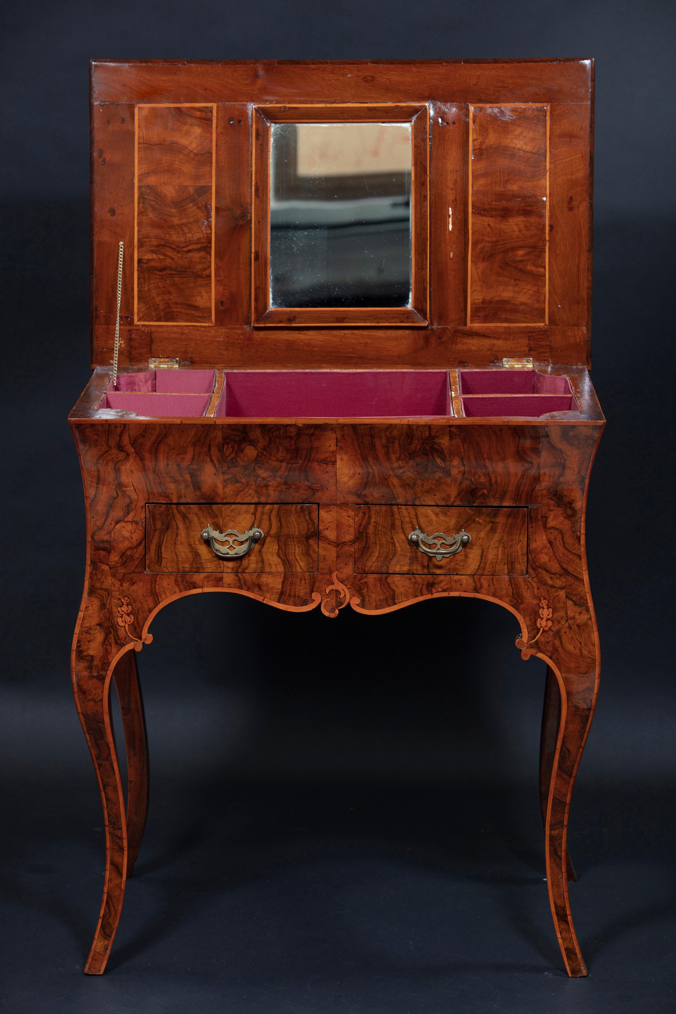 Louis XV toilet, centerpiece, moved on four sides, rooted in olive wood and panelled and filleted, moved legs, two small drawers, compartments stored under the top, Lombardy (Italy), 18th-century period, measures 70x43 cm, height 77 cm.
The cabinet