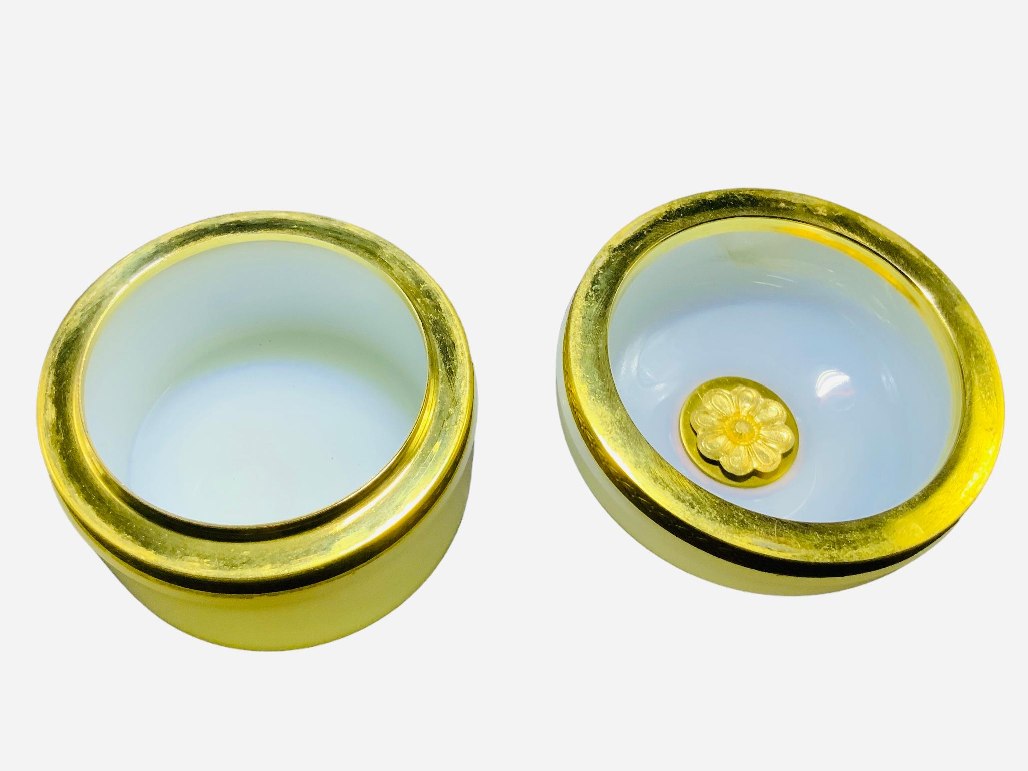 Toiletten-Set aus vier Opal-Kristall-De Sevres- und Bronzeflaschen/Würfelschachtel im Angebot 2