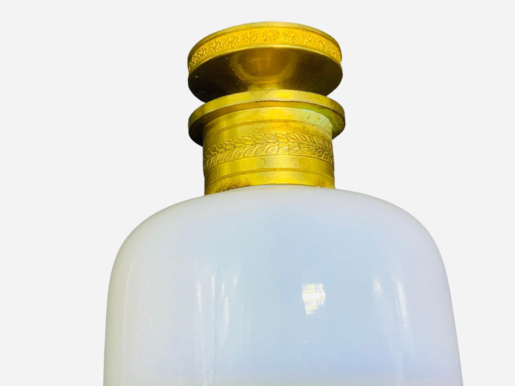 Toiletten-Set aus vier Opal-Kristall-De Sevres- und Bronzeflaschen/Würfelschachtel (Viktorianisch) im Angebot