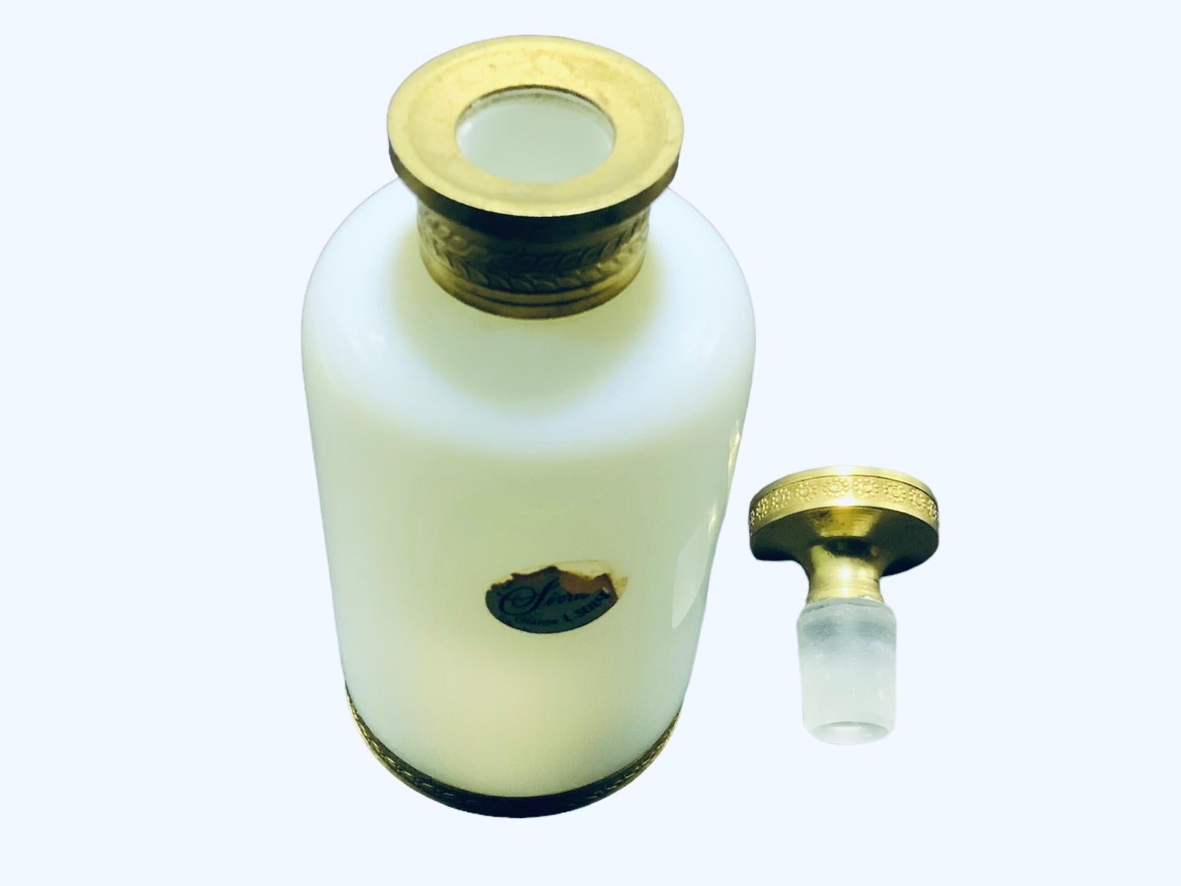Toiletten-Set aus vier Opal-Kristall-De Sevres- und Bronzeflaschen/Würfelschachtel (Opalglas) im Angebot