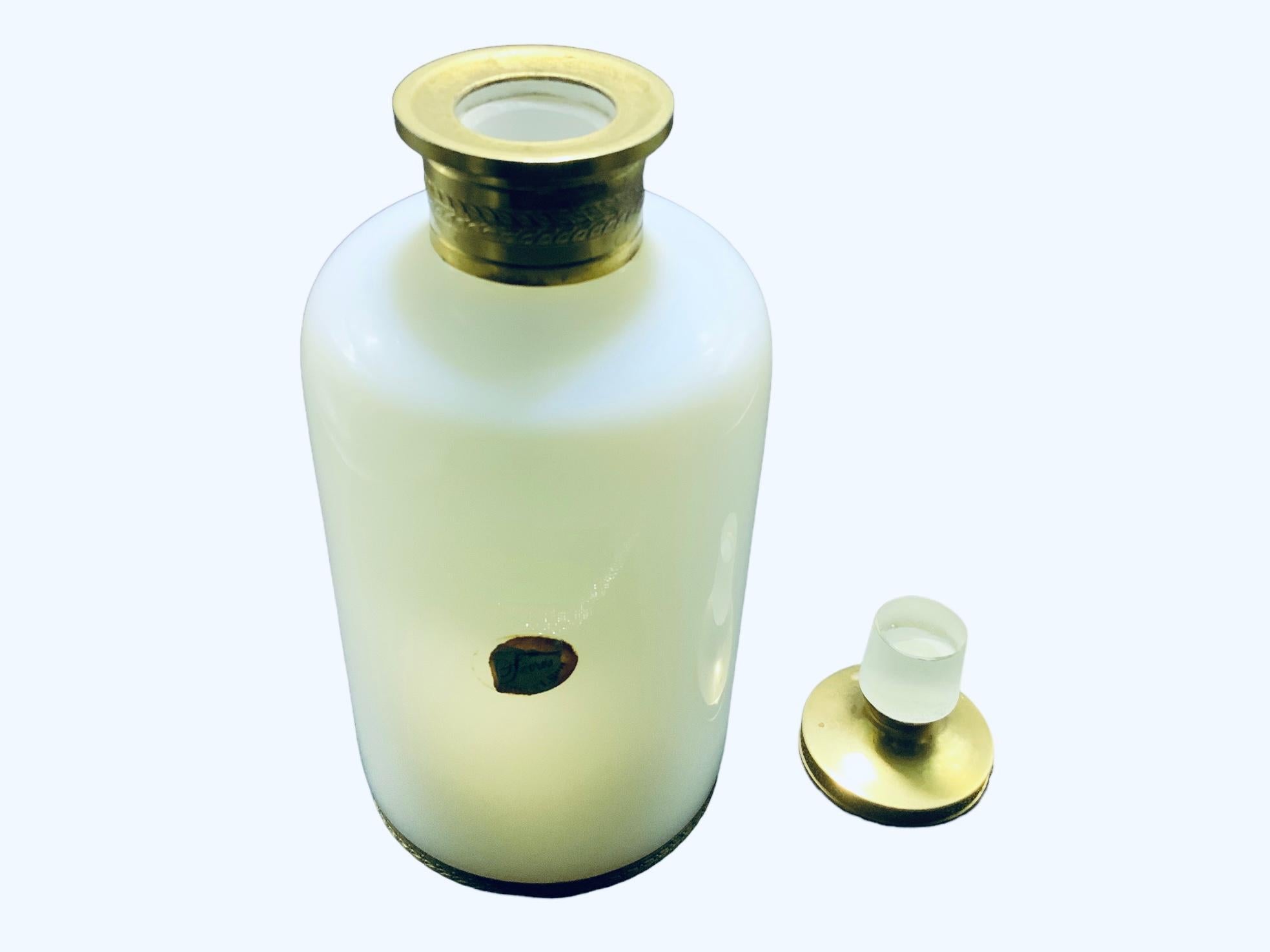 Toiletten-Set aus vier Opal-Kristall-De Sevres- und Bronzeflaschen/Würfelschachtel im Angebot 1