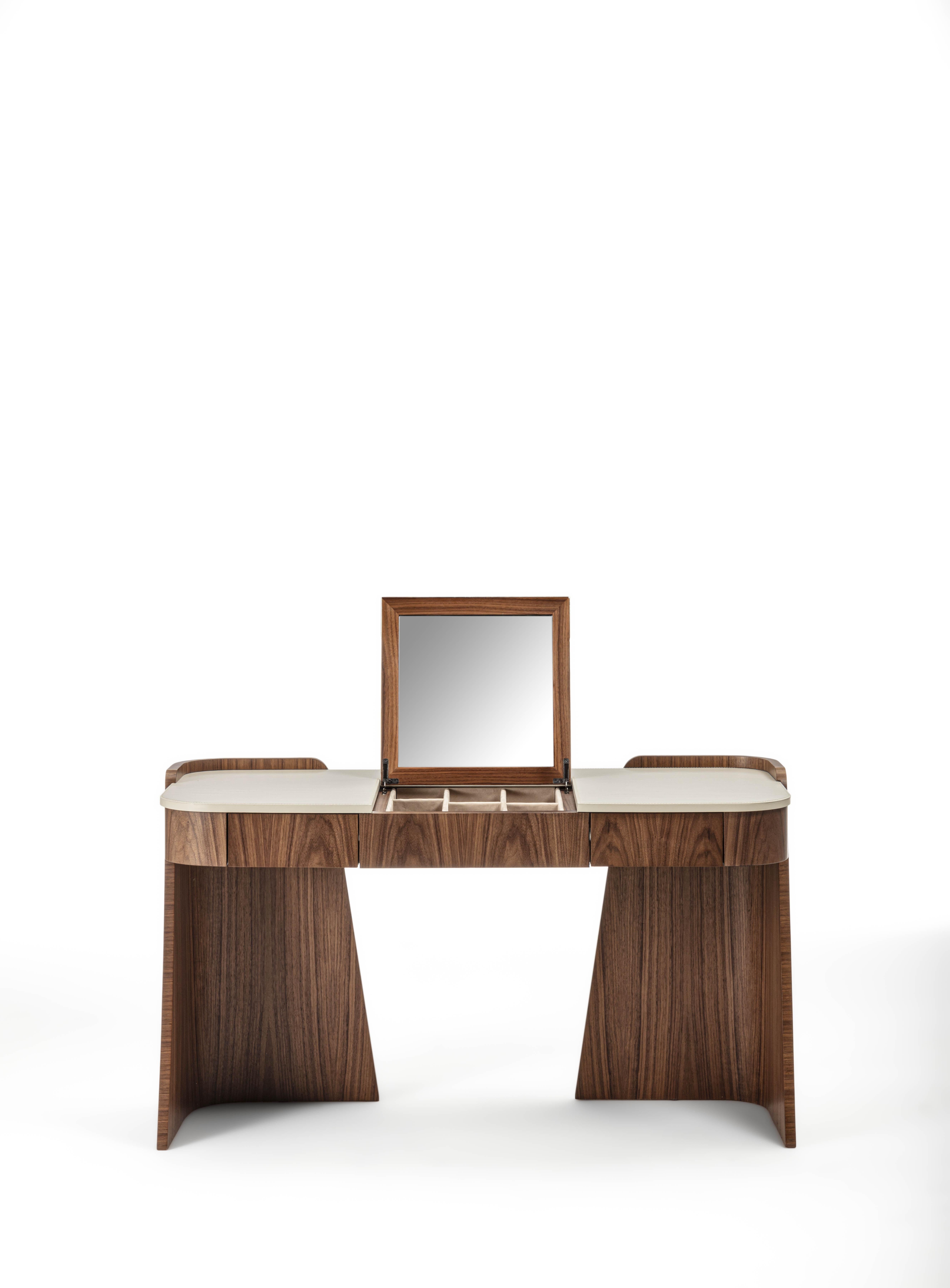 Italian Toilette Shape moderna in Noce Canaletto con top in cuoio in vendita