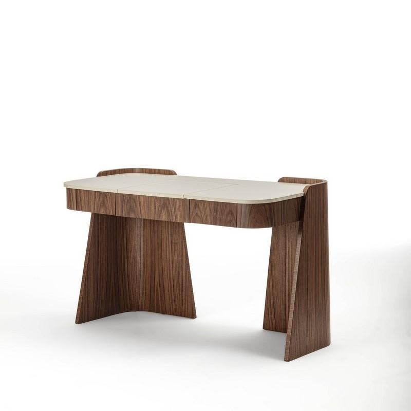 Toilette della linea Shape, caratterizzata dalle sue linee curve e arricchita dal piano in cuoio, presentata in Noce Canaletto F105.
Dotata di una specchiera apribile, due cassetti laterali e scomparti ricoperti in microfibra.
Realizzabile anche in