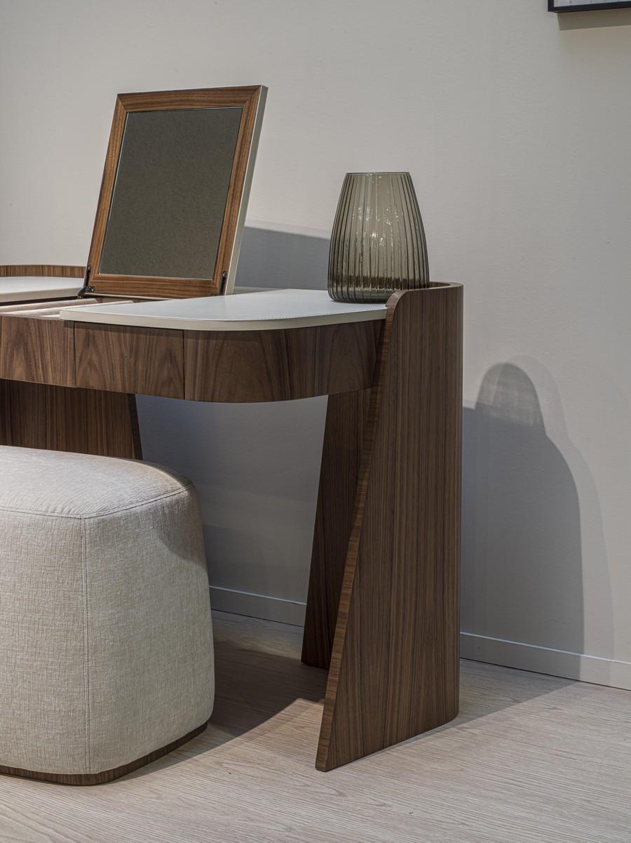 Periodo contemporaneo Toilette Shape moderna in Noce Canaletto con top in cuoio in vendita