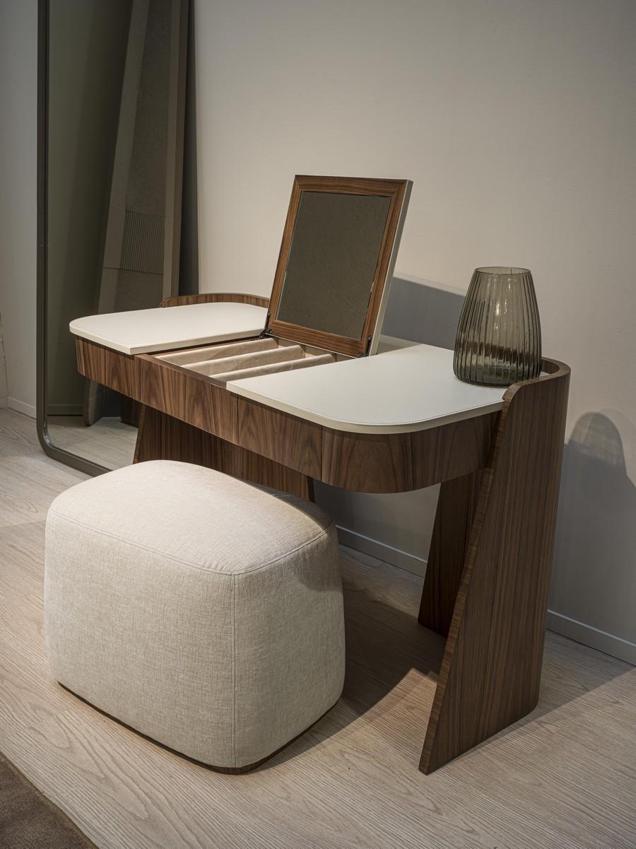 Toilette Shape moderna in Noce Canaletto con top in cuoio In condizioni Nuovo in vendita a Desio, IT