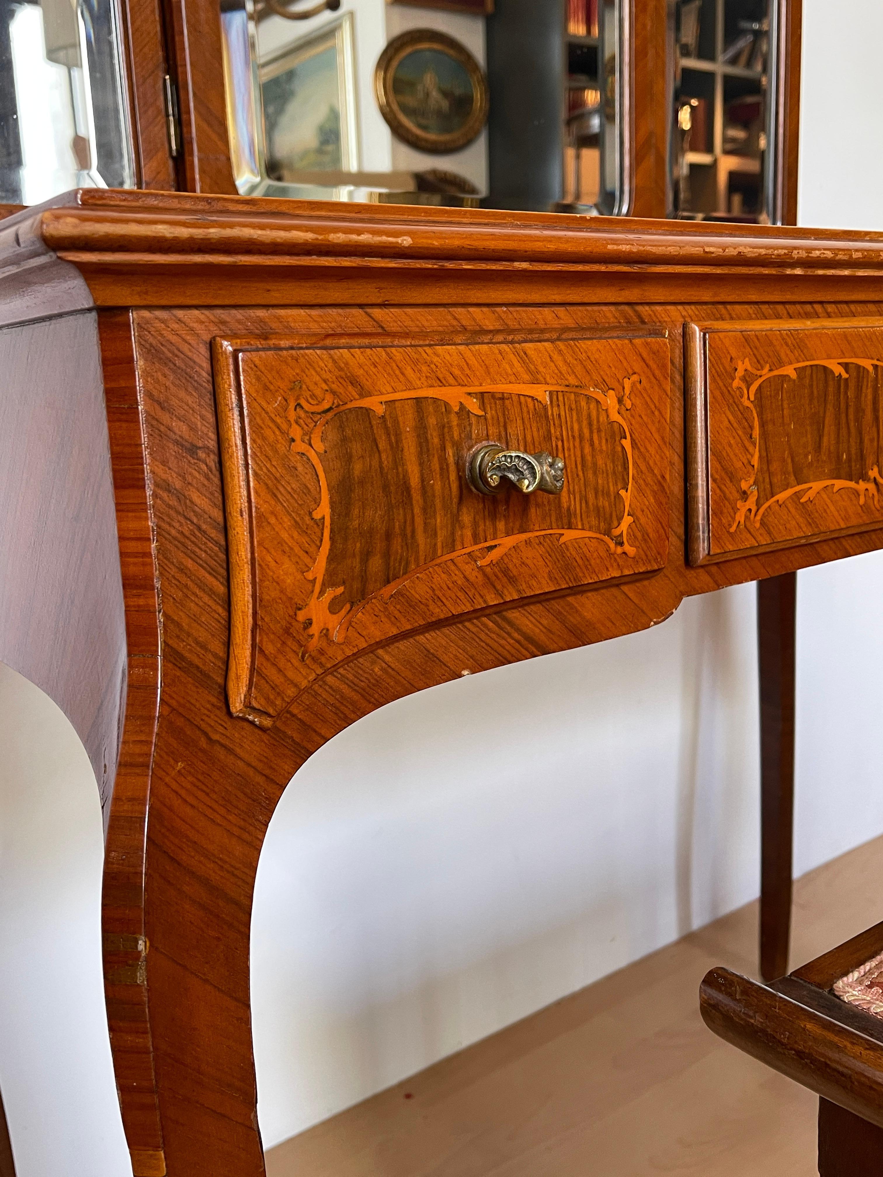 Hand-Crafted Vintage toilet with three mirrors and upholstered Italian stool from the 1980s For Sale