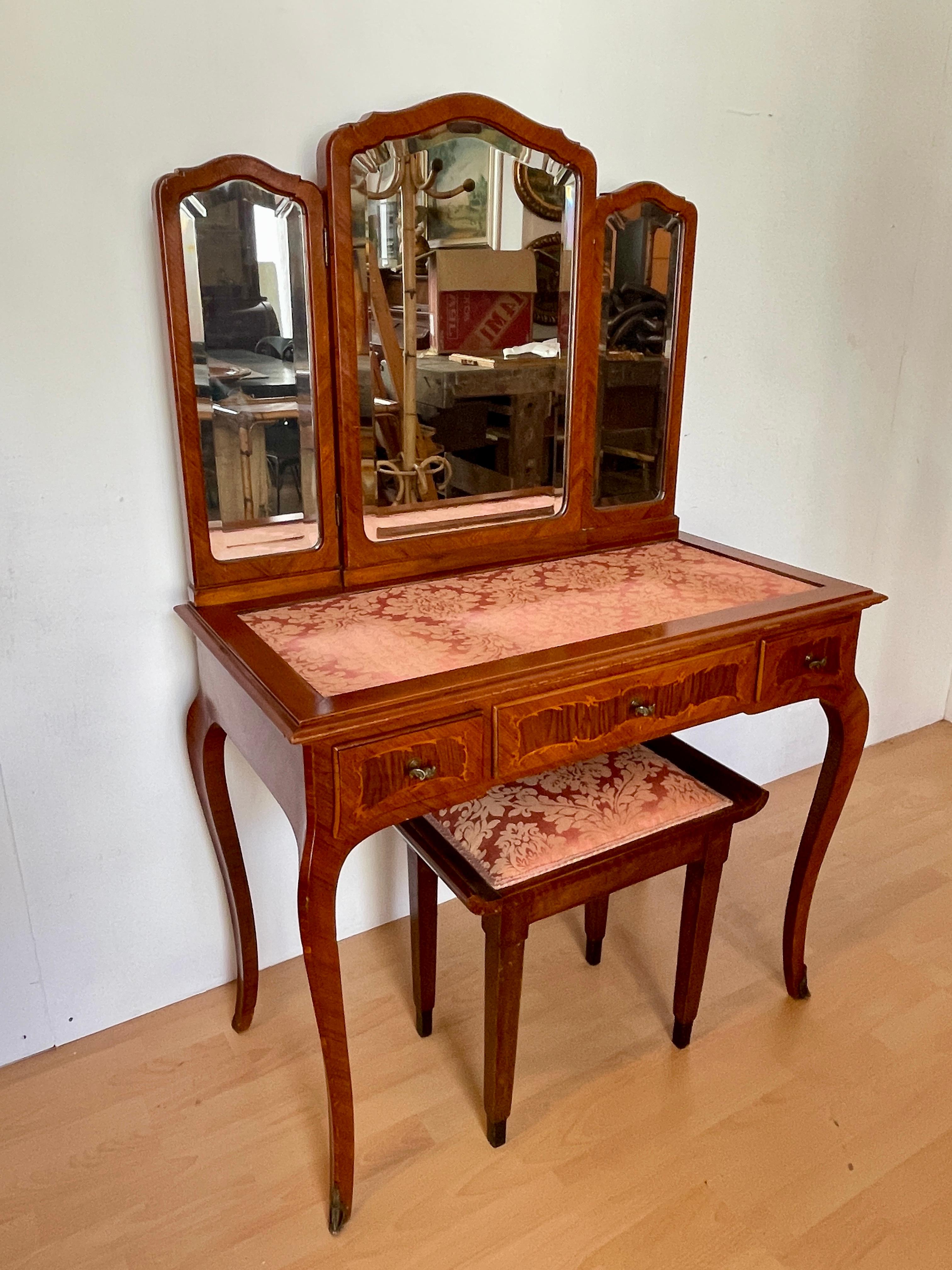 Fabric Vintage toilet with three mirrors and upholstered Italian stool from the 1980s For Sale