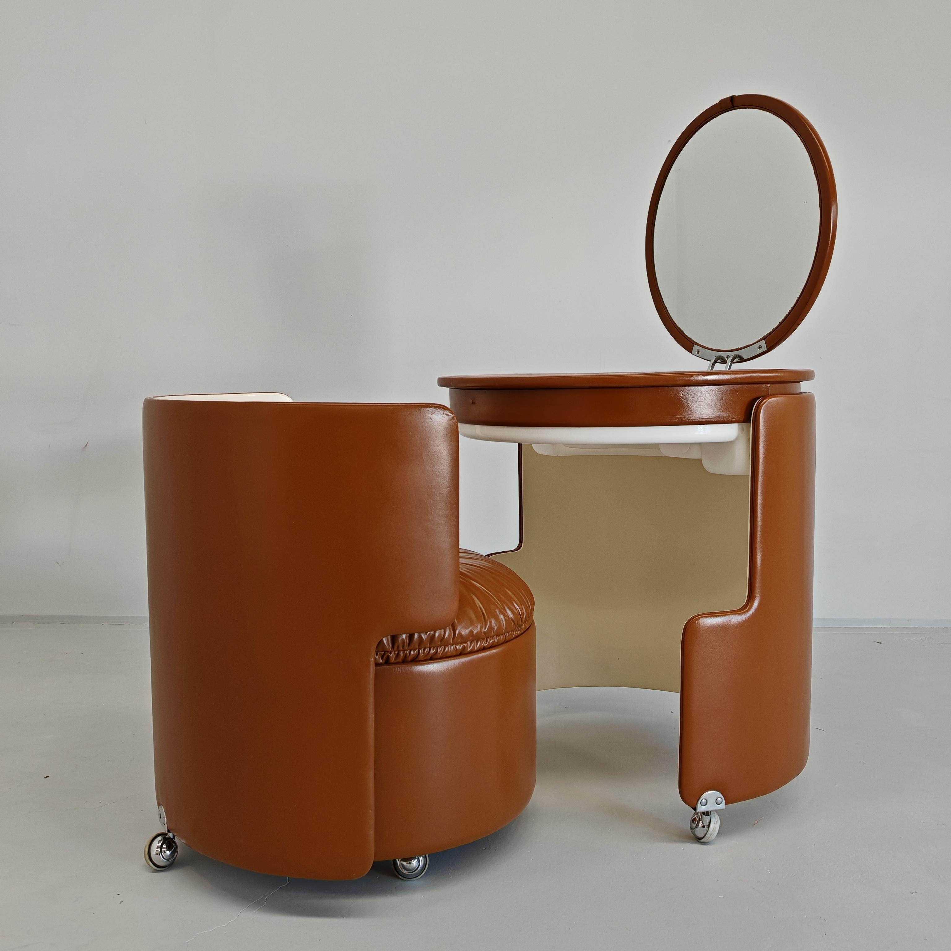 Outstanding Italian toilet designed by Luigi Massoni for poltrona Frau in the 1960s. The armchair and table are upholstered in leather. The toilet can be folded by integrating the chair into the table frame and lowering the mirror that closes as a