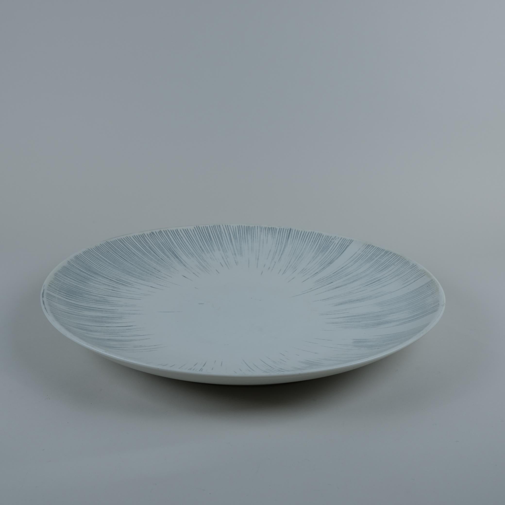 Scandinave moderne Toini Muona, grand plat décoratif blanc naturel et rayures Arabia, 1954 en vente