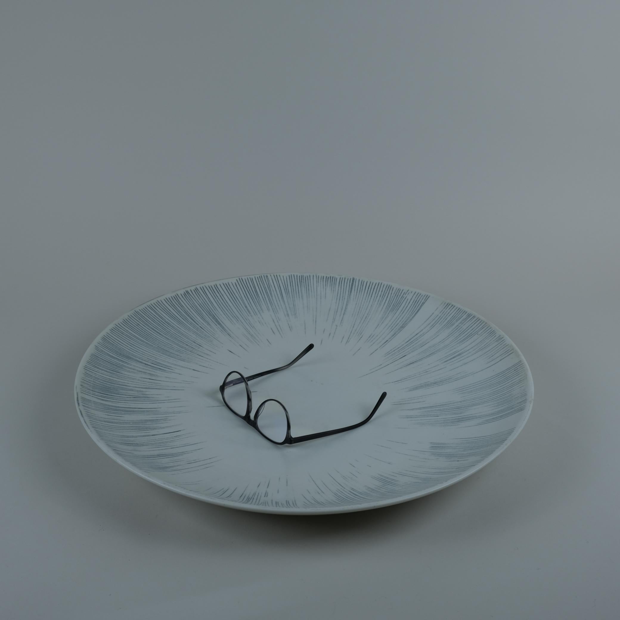 Finlandais Toini Muona, grand plat décoratif blanc naturel et rayures Arabia, 1954 en vente